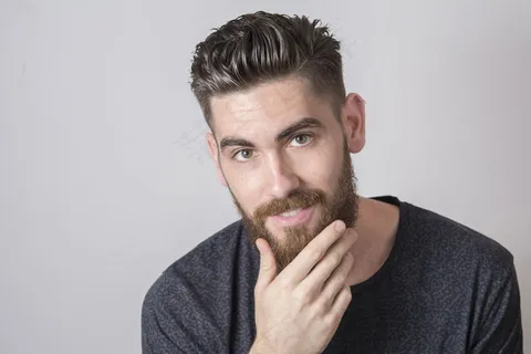 目光敏锐的年轻人 目光敏锐的年轻人