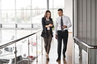 一男一女在经销商处散步