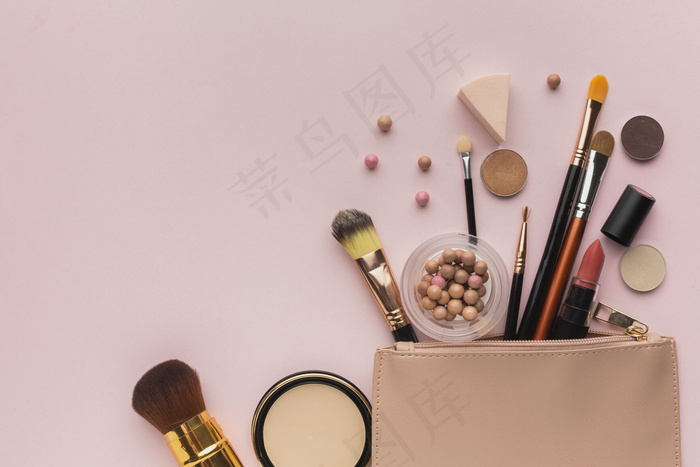 上图为带美容包的化妆产品布置图