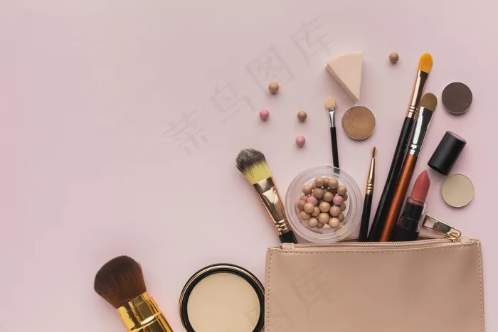 上图为带美容包的化妆产品布置图