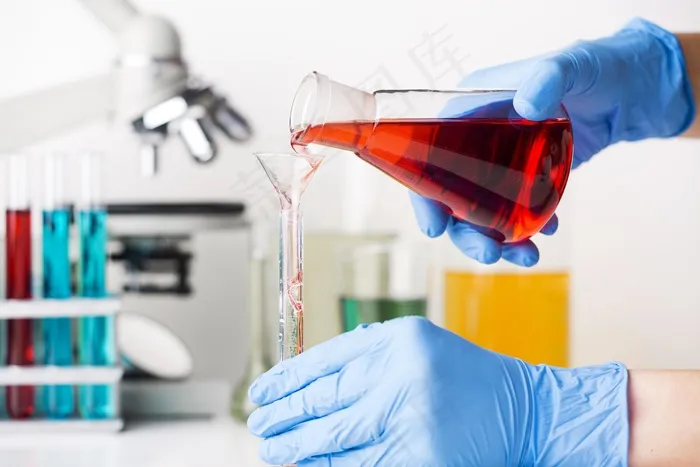 科学家混合化学元素