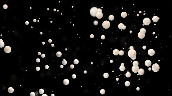 黑色背景的水中多个抽象亚克力球 黑色背景的水中多个抽象亚克力球