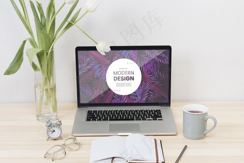 带笔记本电脑和茶水的办公桌概念