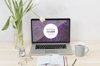 带笔记本电脑和茶水的办公桌概念