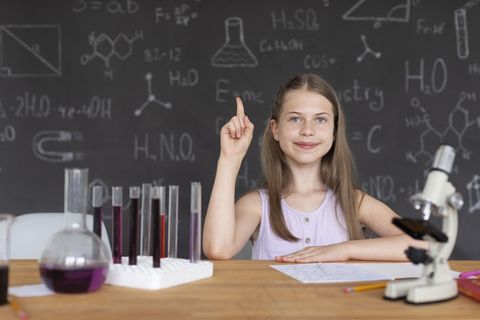 在课堂上学习更多化学知识的漂亮女孩