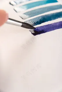 白纸上渐变蓝色条纹的特写镜头