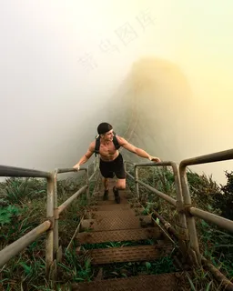 垂直高角度拍摄一名男子爬上山坡的楼梯-克服挑战的概念