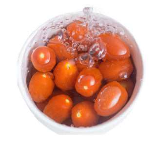 泡在水中的小番茄