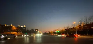 夜景城市道路十字路口灯光