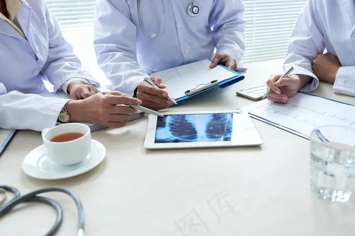 三个被裁掉的医生在数字键盘上分析胸部x光片