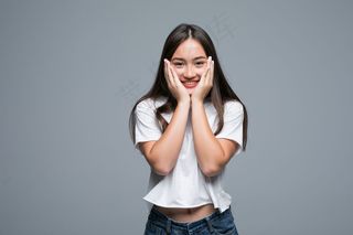 灰色背景下迷人的亚洲女人