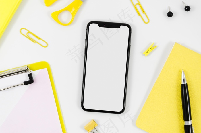 平板智能手机模型样机，办公桌上有文具