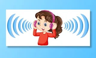 戴着降噪耳机的女孩