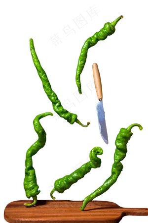 木砧板上飞舞的辣椒和刀