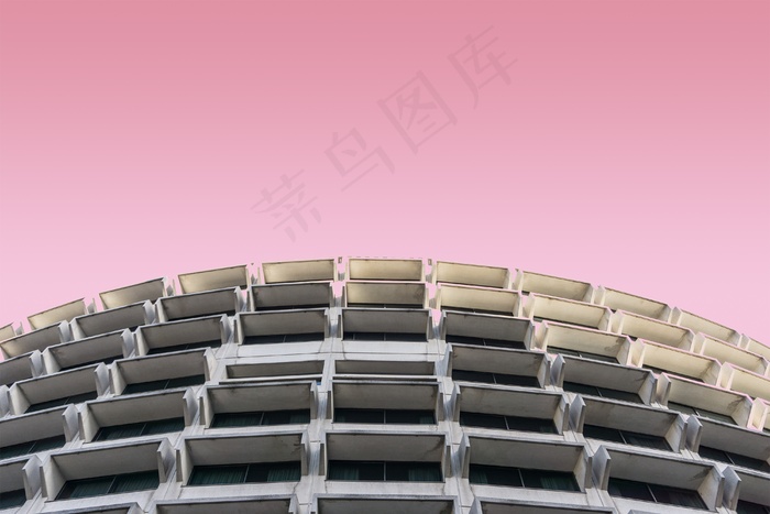 粉红色背景的现代建筑