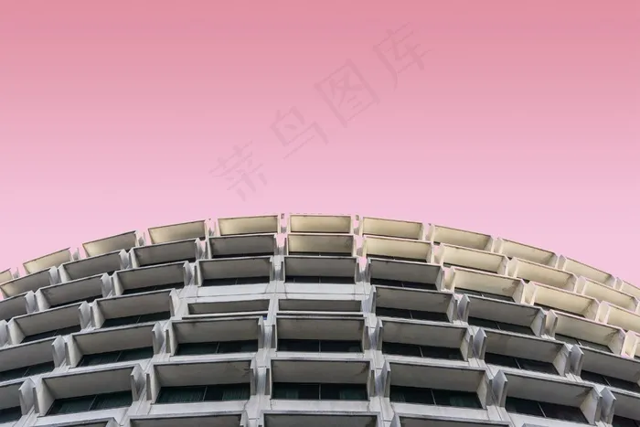 粉红色背景的现代建筑