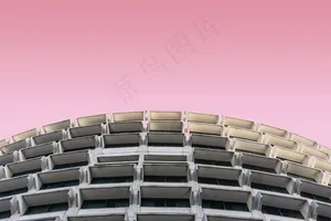 粉红色背景的现代建筑