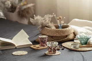 静物是一个舒适的房子，内部有装饰细节。