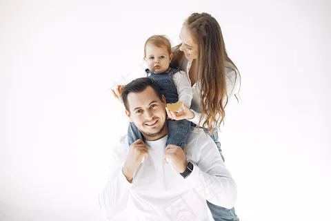 美丽的家庭在卧室里度过时光 美丽的家庭在卧室里度过时光