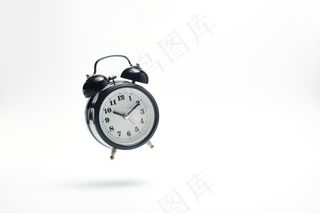 闹钟掉到白色的。