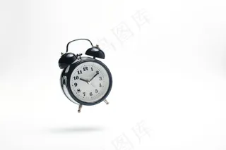 闹钟掉到白色的。