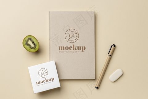带猕猴桃和钢笔的纸质文具俯视图