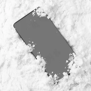 雪中俯视智能手机