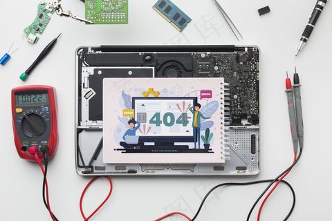 破损笔记本电脑上的俯视记事本