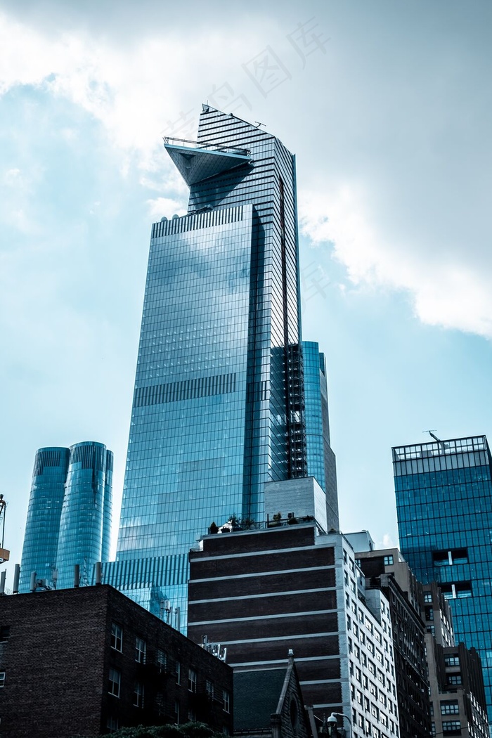 现代玻璃商业建筑的垂直低角度拍摄
