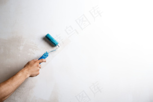 用滚筒手工粉刷墙壁的特写镜头。