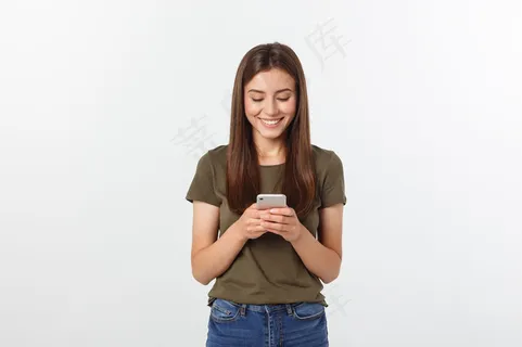 笑女人在电话里聊天发短信隔离在一辆白色的车上。