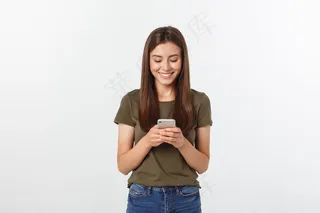 笑女人在电话里聊天发短信隔离在一辆白色的车上。