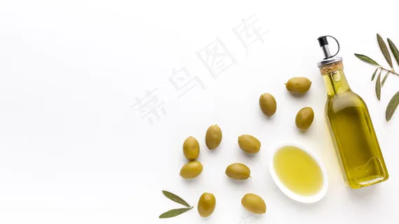 高角度橄榄油瓶和碟子与黄橄榄和复制空间