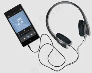 连接到手机的耳机。带播放器的智能手机。