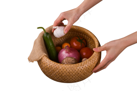 手拿蔬菜水果篮子实物