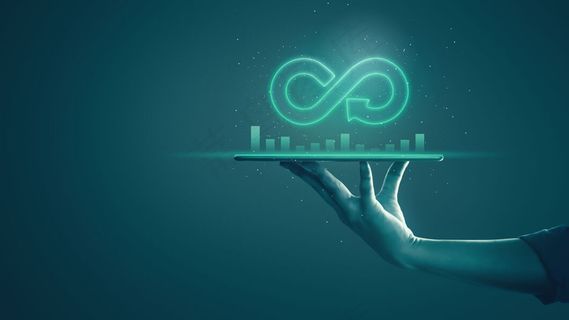 无限概念的循环经济。商人用霓虹灯展示箭头无限符号