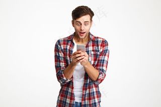 一个快乐的男人看着手机的画像