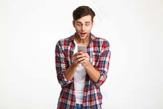 一个快乐的男人看着手机的画像