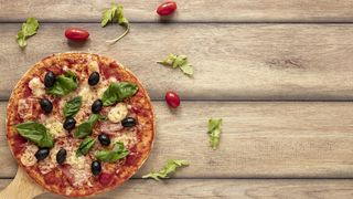 带披萨和复印空间的顶视图框架