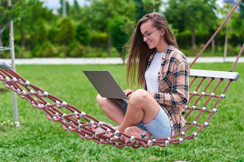 快乐的自由职业女性在吊床上放松