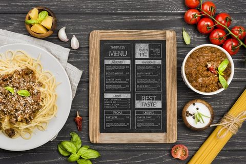 俯视蔬菜和意大利面布置图