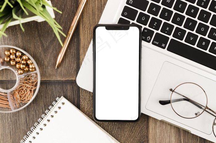 平板智能手机模型样机放在带眼镜的笔记本电脑上