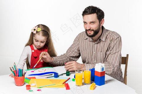 女儿和父亲在白色背景上一起画画写字