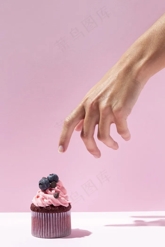 闭上你的手和美味的纸杯蛋糕