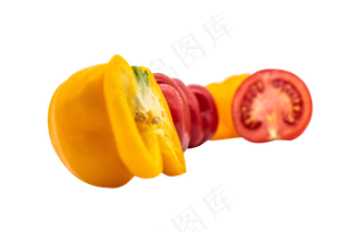 切开菜椒和西红柿