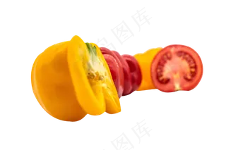 切开菜椒和西红柿