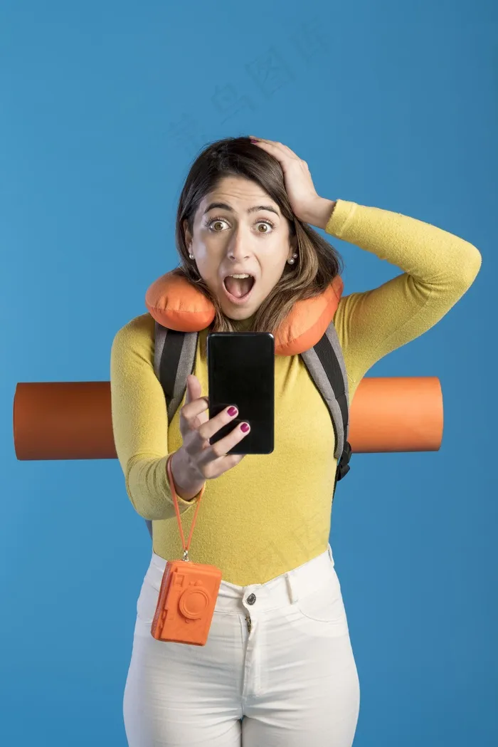 中景惊艳拿着手机的女人