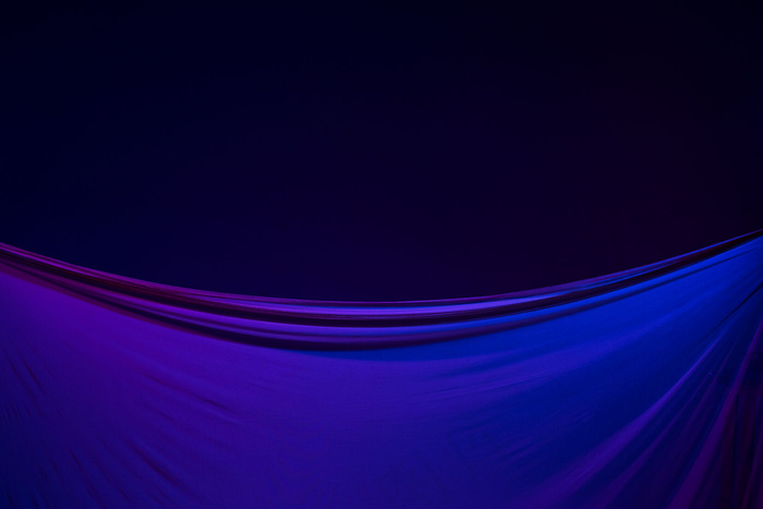 光滑优雅的透明蓝色布，蓝色背景隔开。