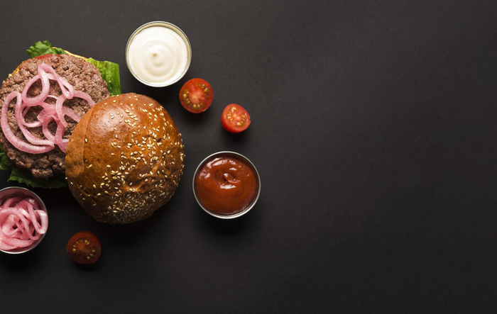 顶视图经典汉堡配番茄酱和蛋黄酱