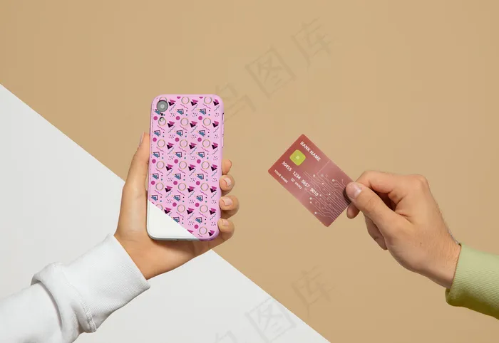 手持智能手机和信用卡正面图
